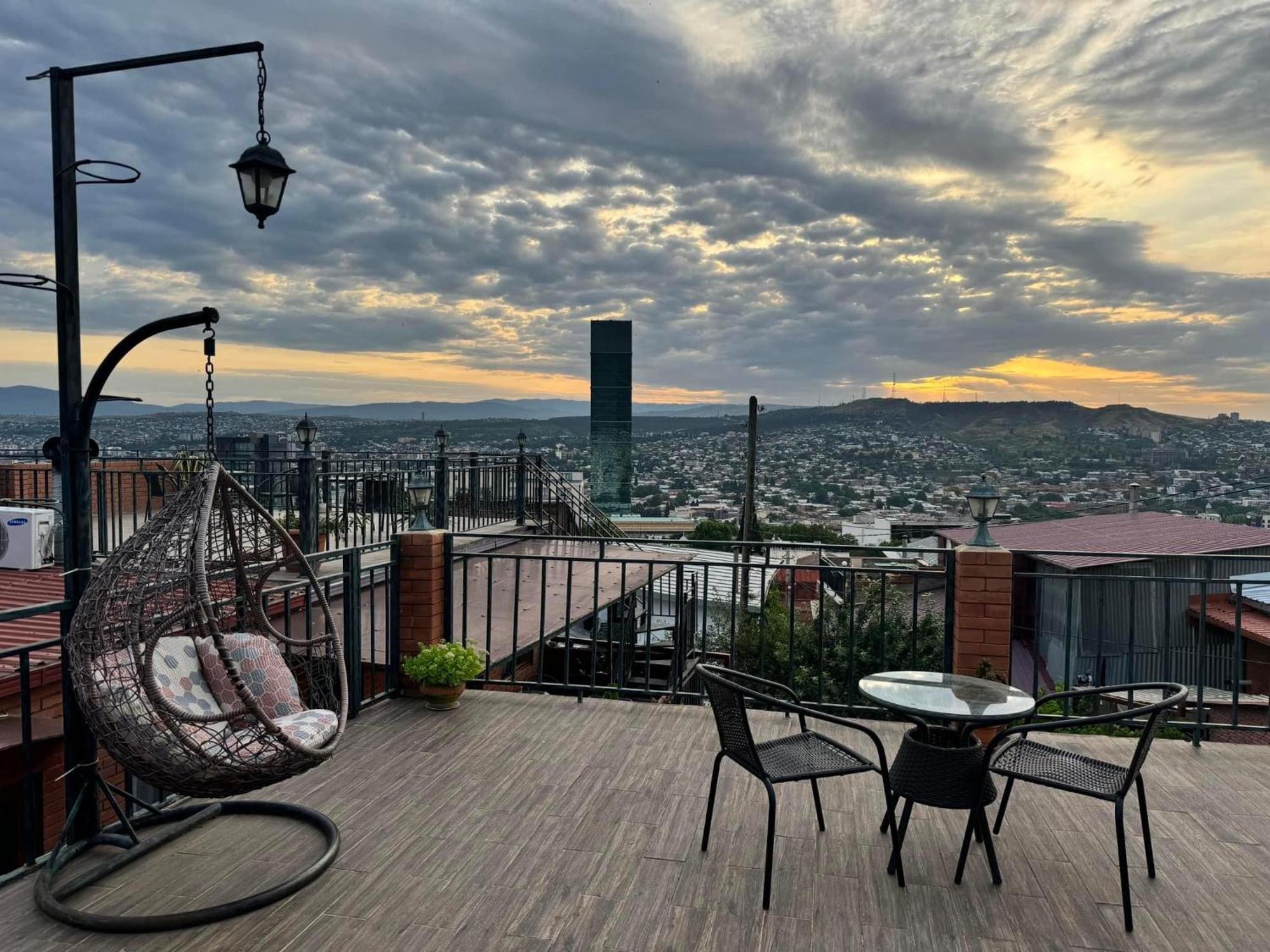 9 Borbalo Street Apartment With Terrace Tbilisi Eksteriør billede